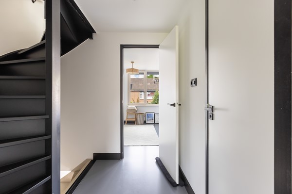 Foto - Verkocht onder voorbehoud: Instapklare tussenwoning op een rustige, autoluwe locatie!